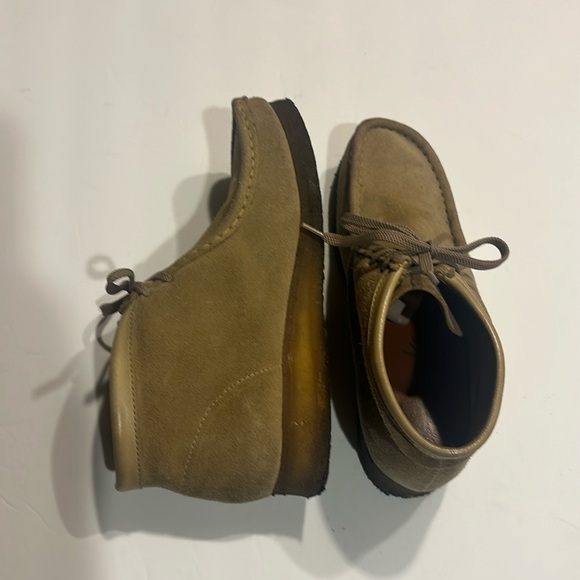 Clarks Other - Clark’s Wallabees ankle boots in tan leather upper lace ups w slight heel unisex